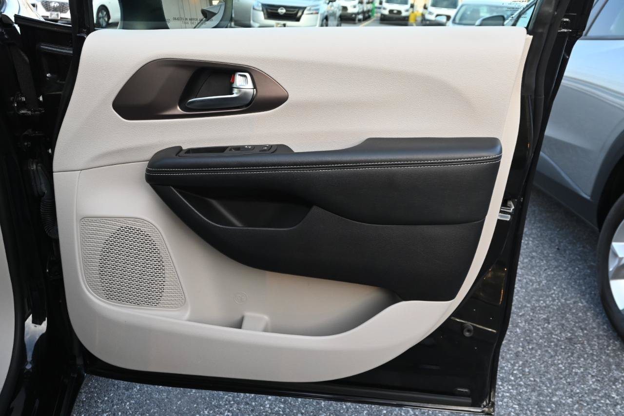 Used 2021 Chrysler Voyager LX FWD image 33