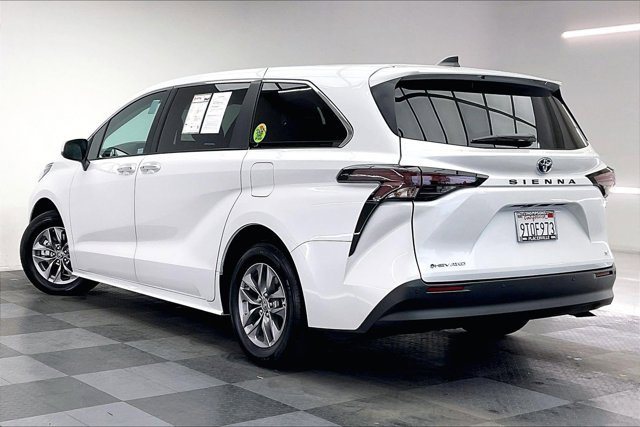 Used 2025 Toyota Sienna XLE image 10