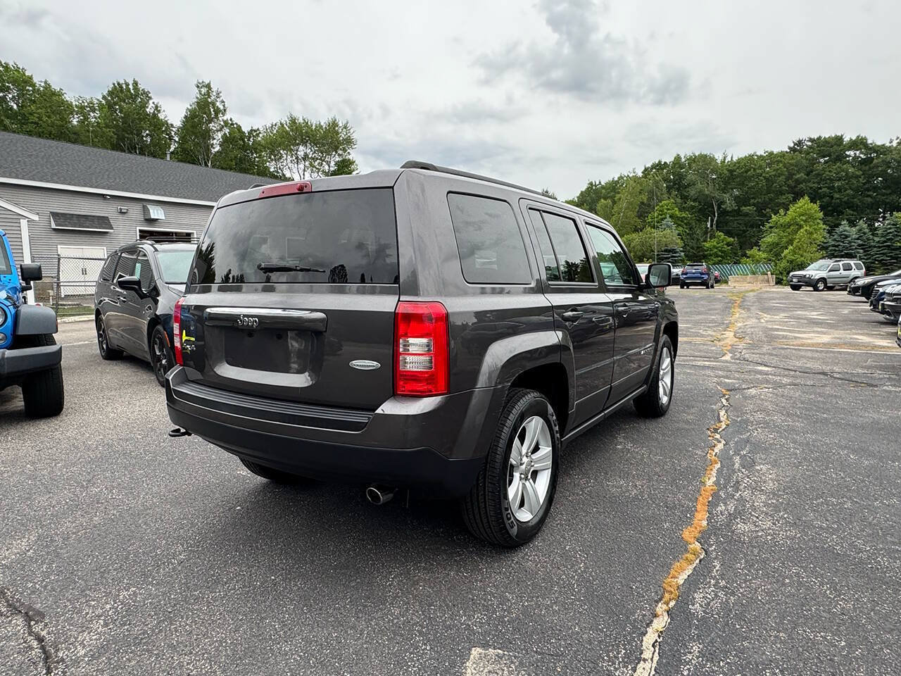 Used 2017 Jeep Patriot Latitude w/ Sun/Sound Group AWD/4WD image 9