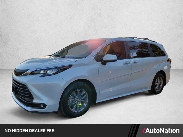 Used 2026 Toyota Sienna XLE FWD image 1