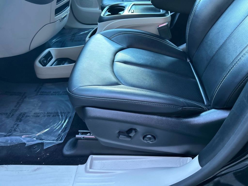 Used 2024 Chrysler Pacifica Touring-L image 20