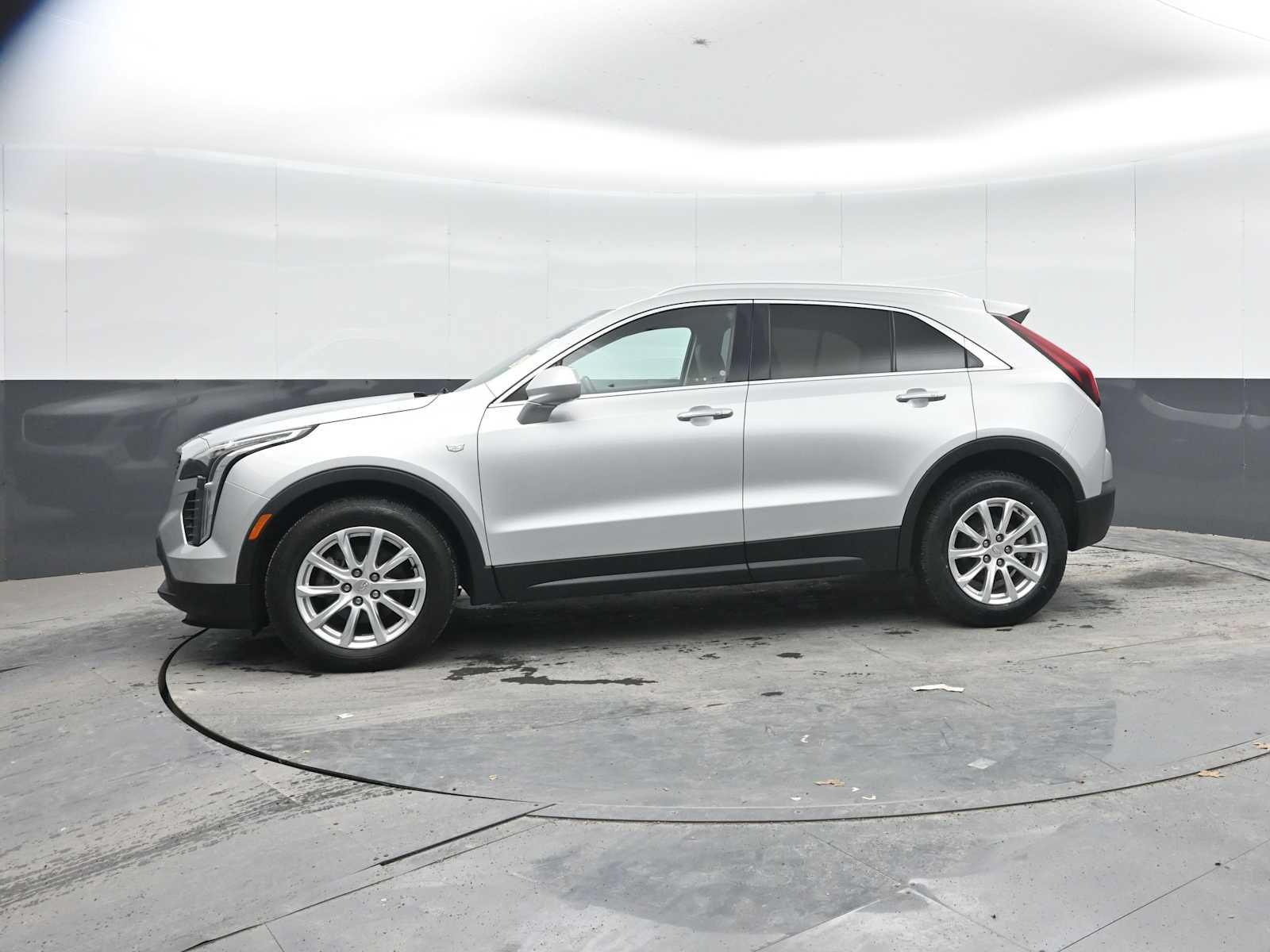 Used 2019 Cadillac XT4 Luxury w/ Cold Weather Package AWD/4WD image 4