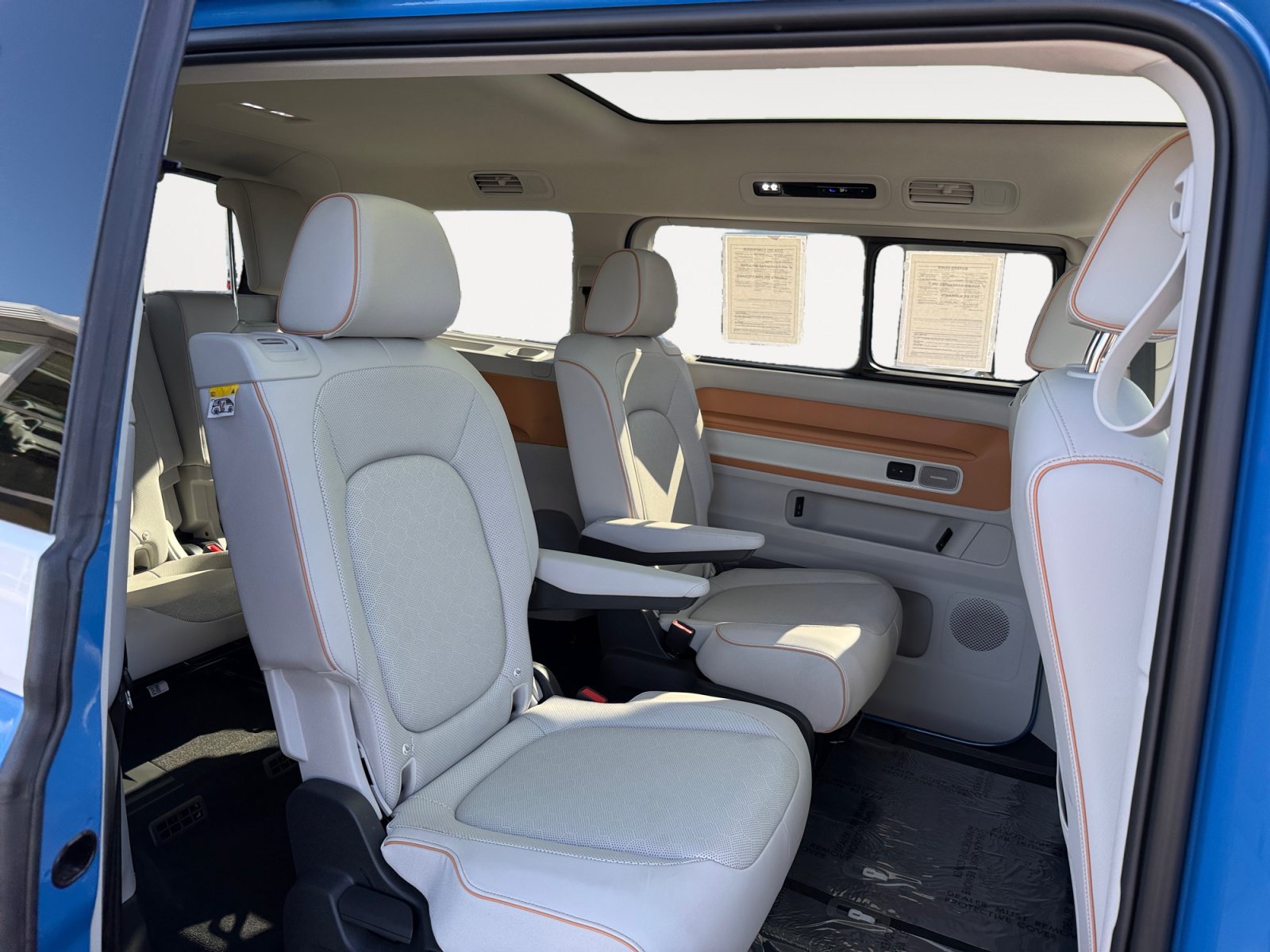 Certified 2025 Volkswagen ID. Buzz Pro S Plus AWD/4WD image 18