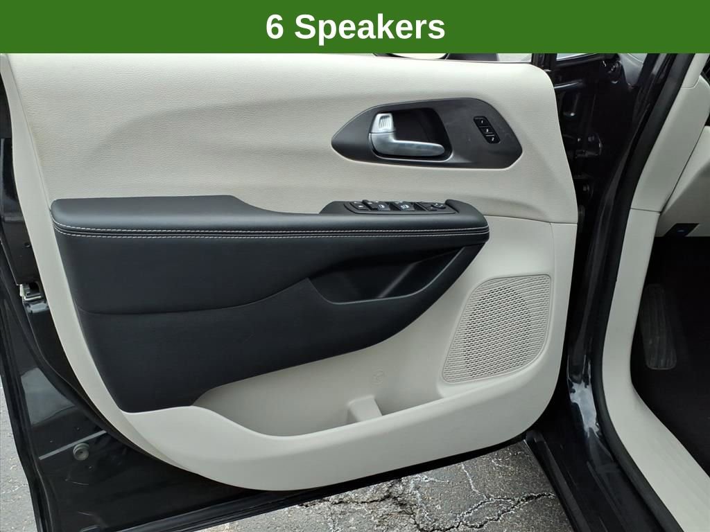 Used 2023 Chrysler Pacifica Touring-L FWD image 21