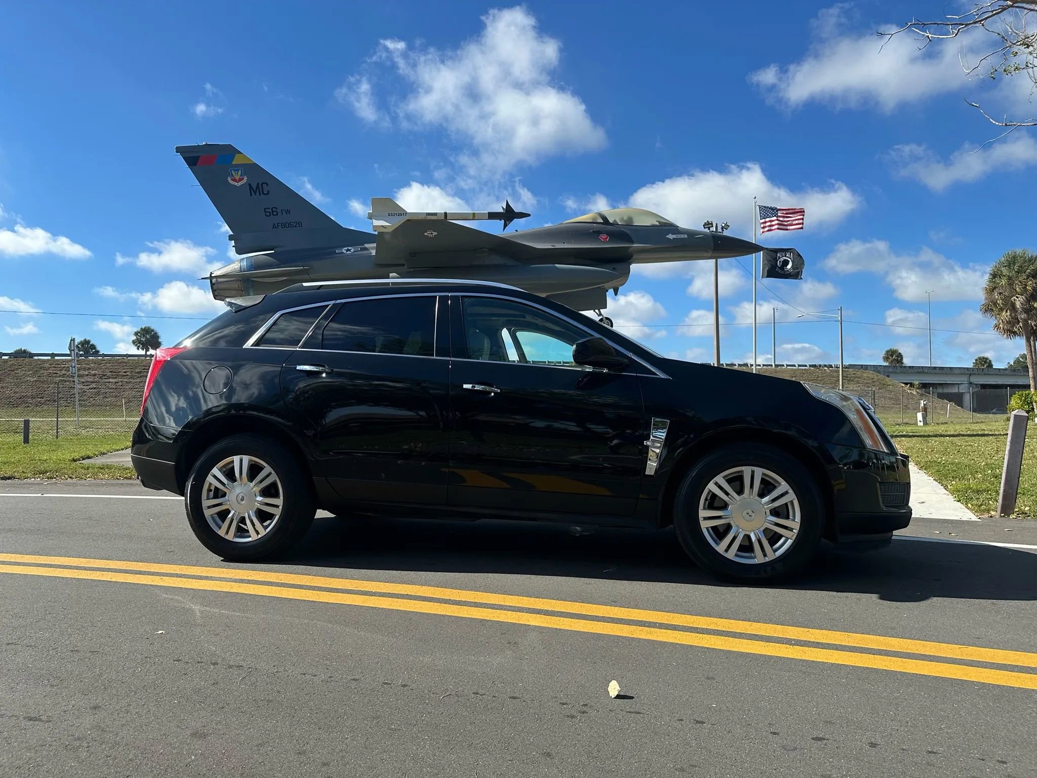 Used 2012 Cadillac SRX Luxury FWD image 1