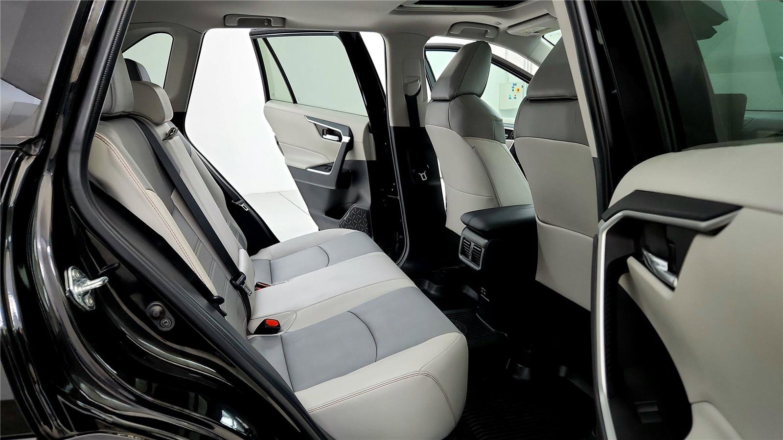 Used 2023 Toyota RAV4 XLE Premium image 26