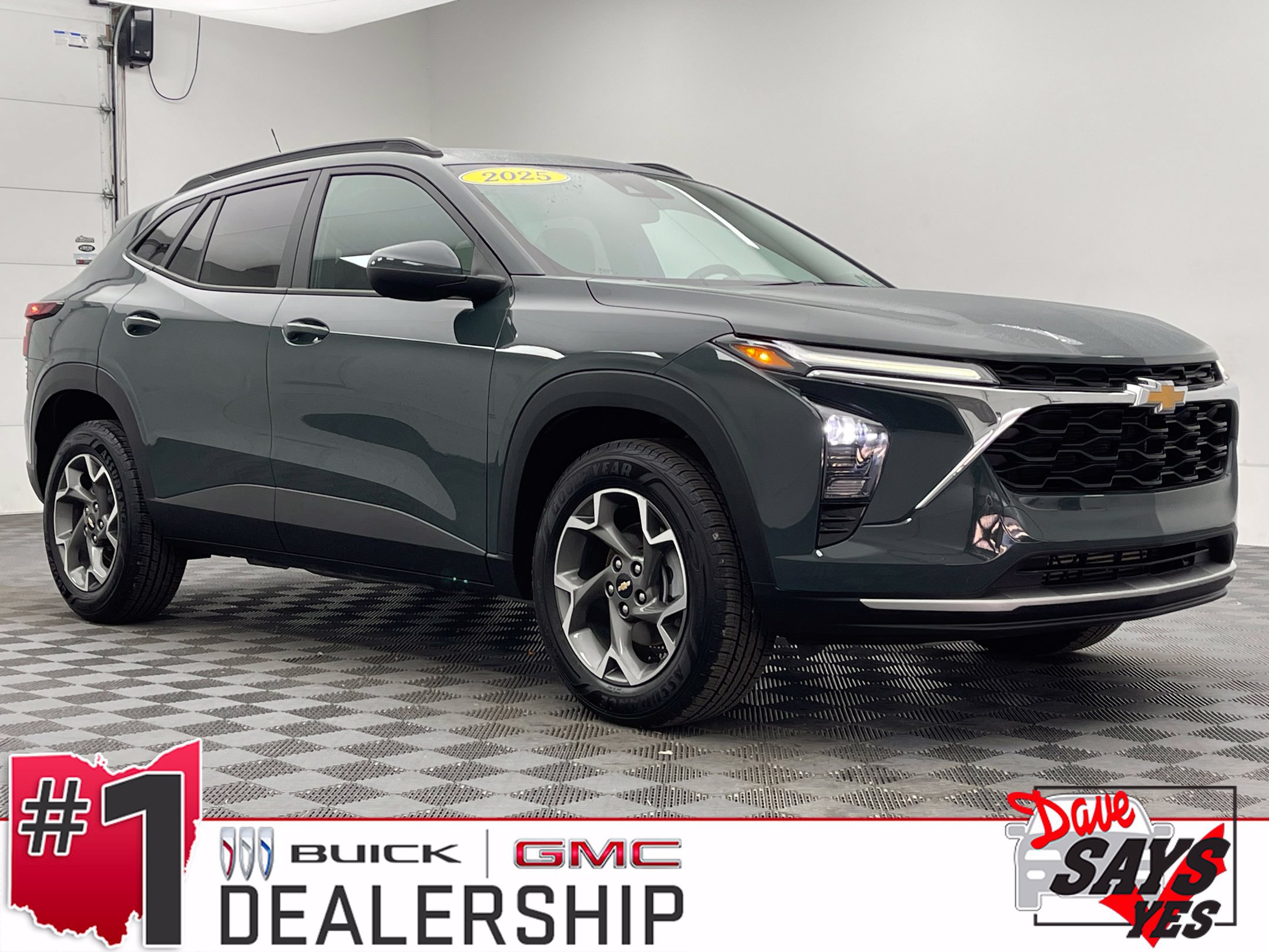 Used 2025 Chevrolet Trax LT FWD image 1