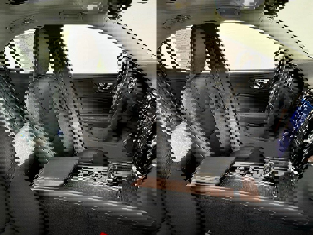 New 2024 Volvo S60 B5 Plus w/ Climate Package image 5