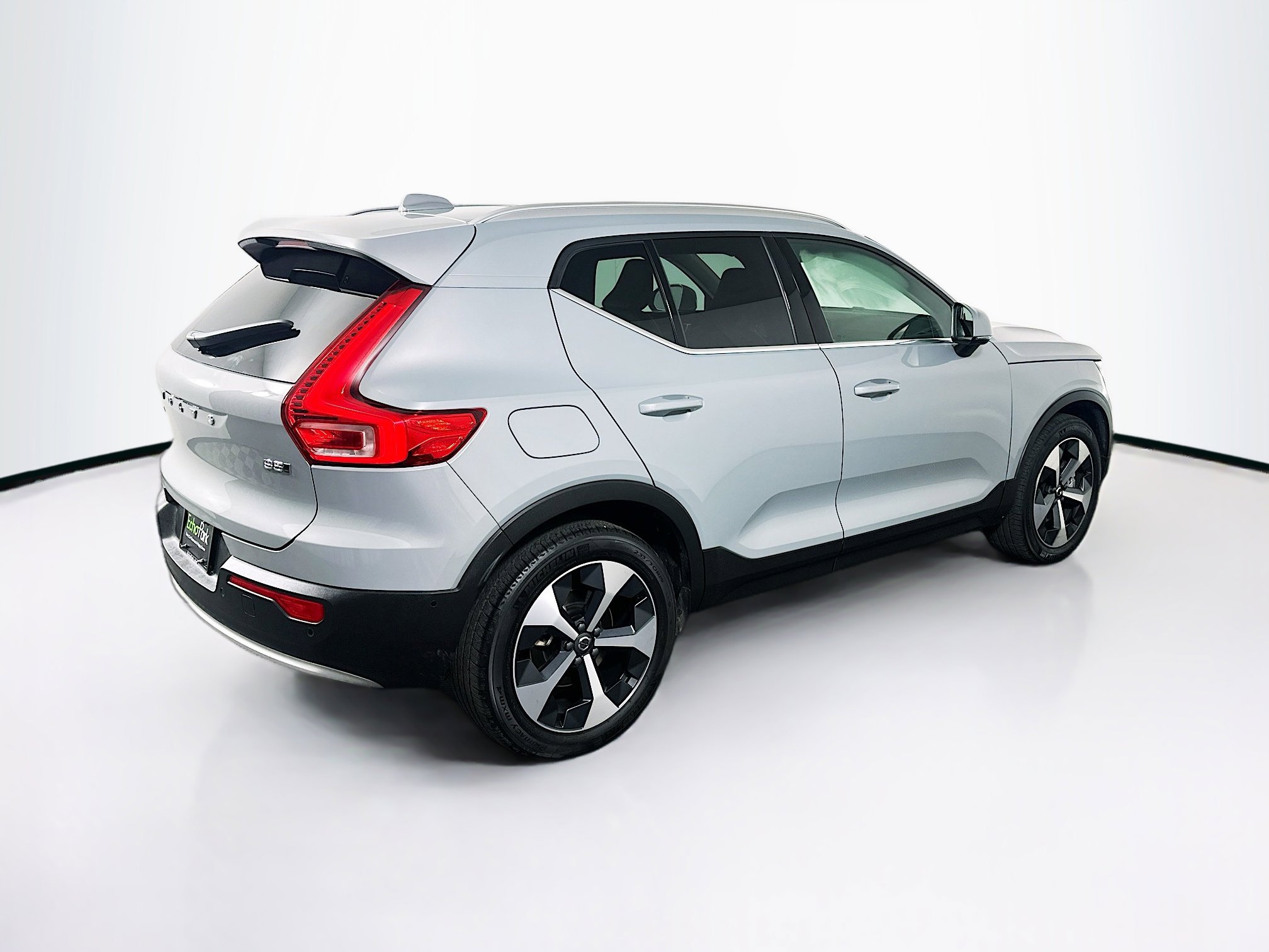 Used 2025 Volvo XC40 B5 Plus image 9