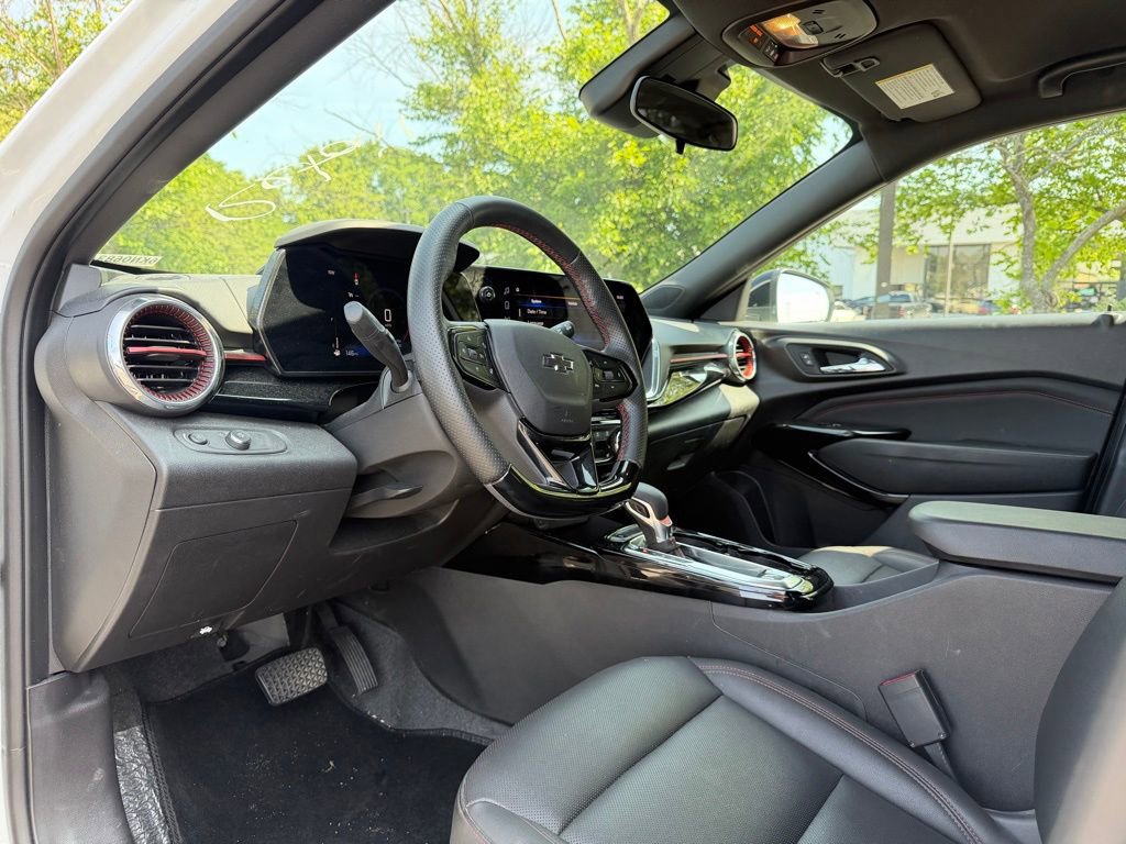 Used 2025 Chevrolet Trax RS w/ Driver Confidence Package FWD image 9