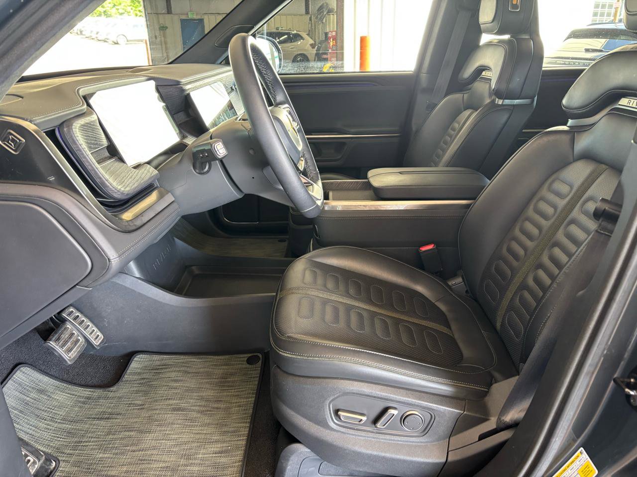 Used 2024 Rivian R1S Adventure AWD/4WD image 12
