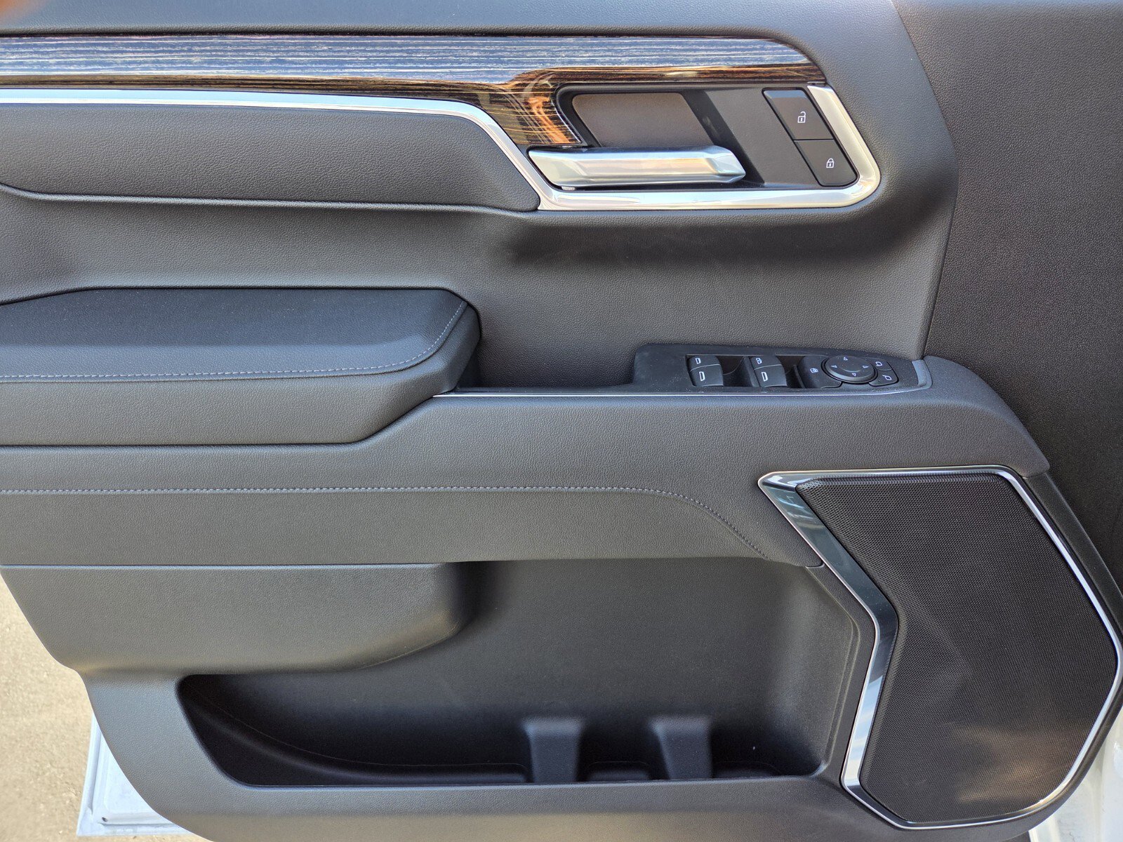 New 2025 GMC Sierra 1500 Elevation image 9