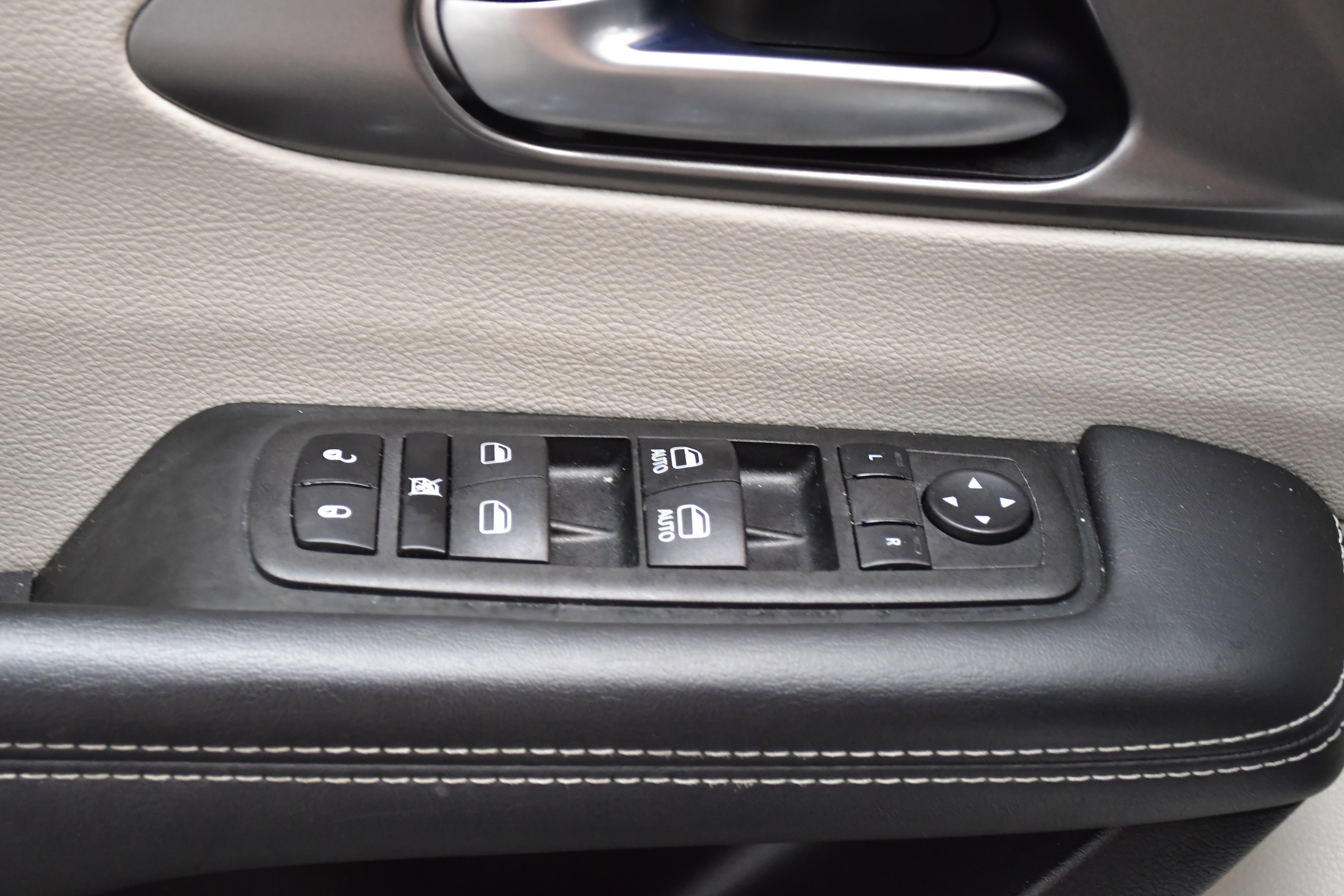 Used 2023 Chrysler Pacifica Touring-L image 35