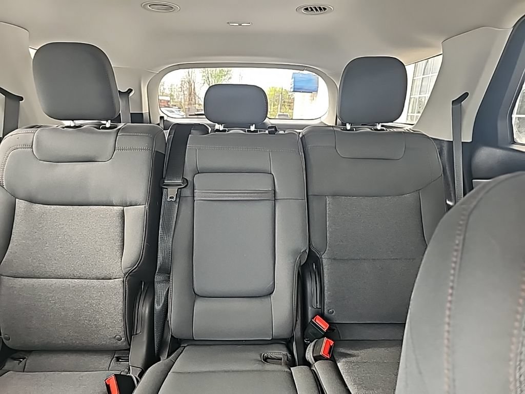 Used 2025 Ford Explorer Active AWD/4WD image 10