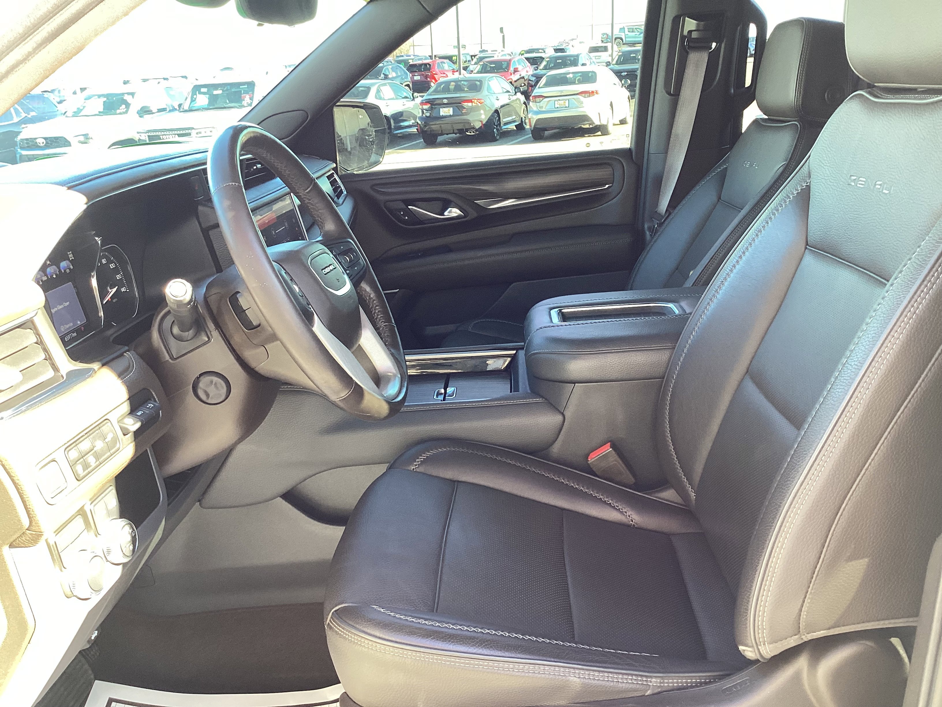 Used 2021 GMC Yukon XL Denali w/ Denali Premium Package image 32