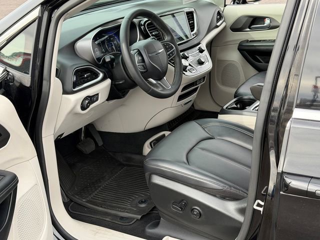 Used 2024 Chrysler Pacifica Touring-L image 11
