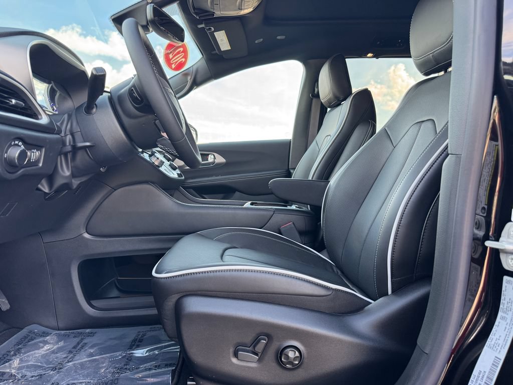 New 2027 Chrysler Pacifica Limited AWD/4WD image 16