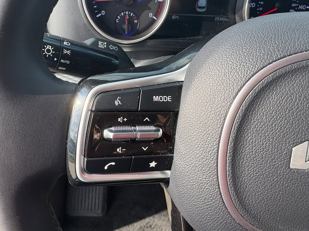 Used 2024 Kia Carnival LX image 12