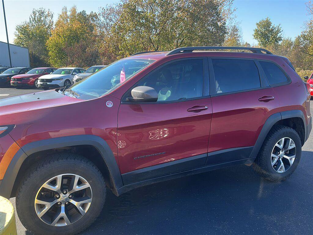 Used 2017 Jeep Cherokee Trailhawk w/ Cold Weather Group AWD/4WD image 7