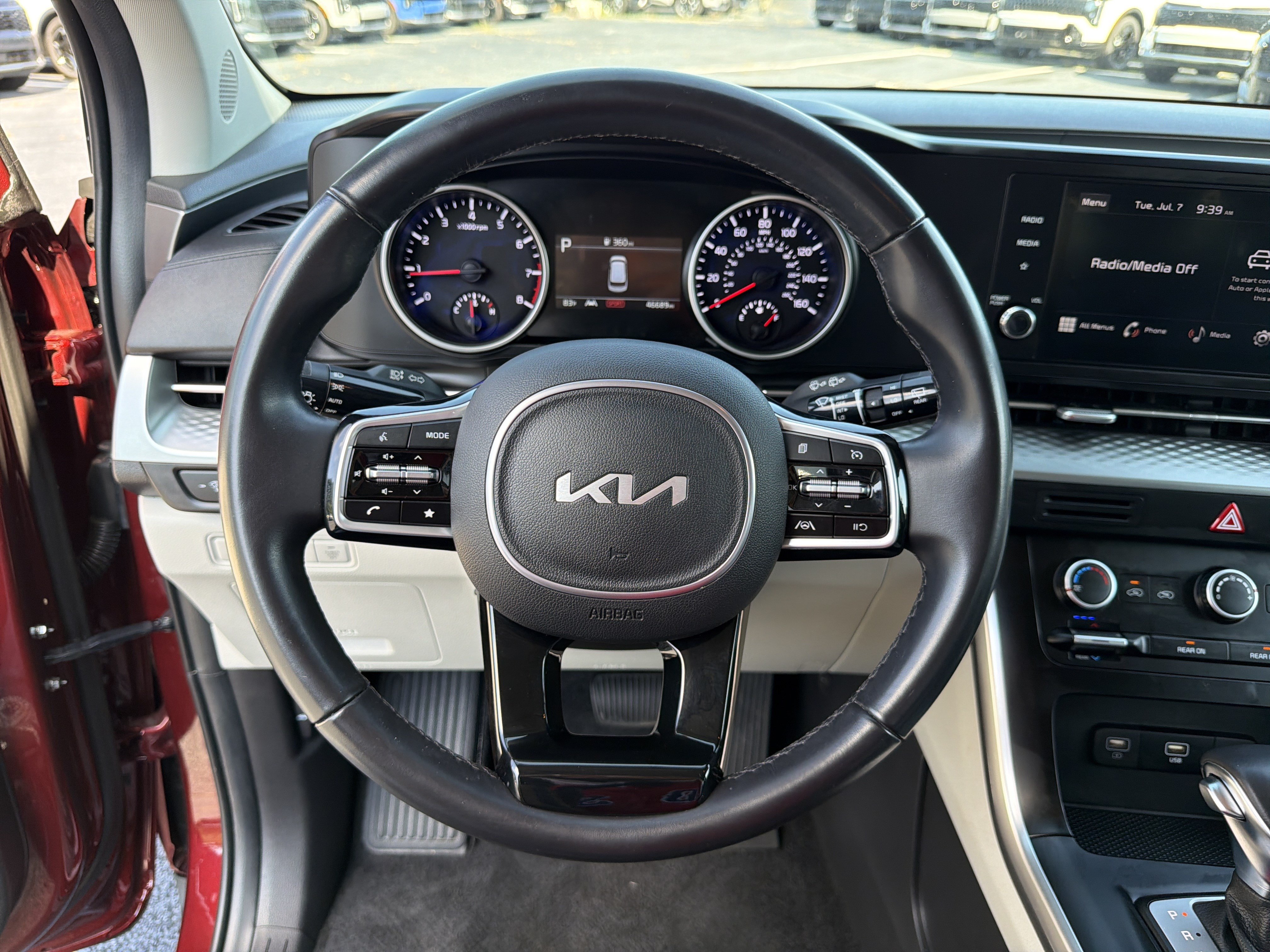 Used 2024 Kia Carnival LX FWD image 21