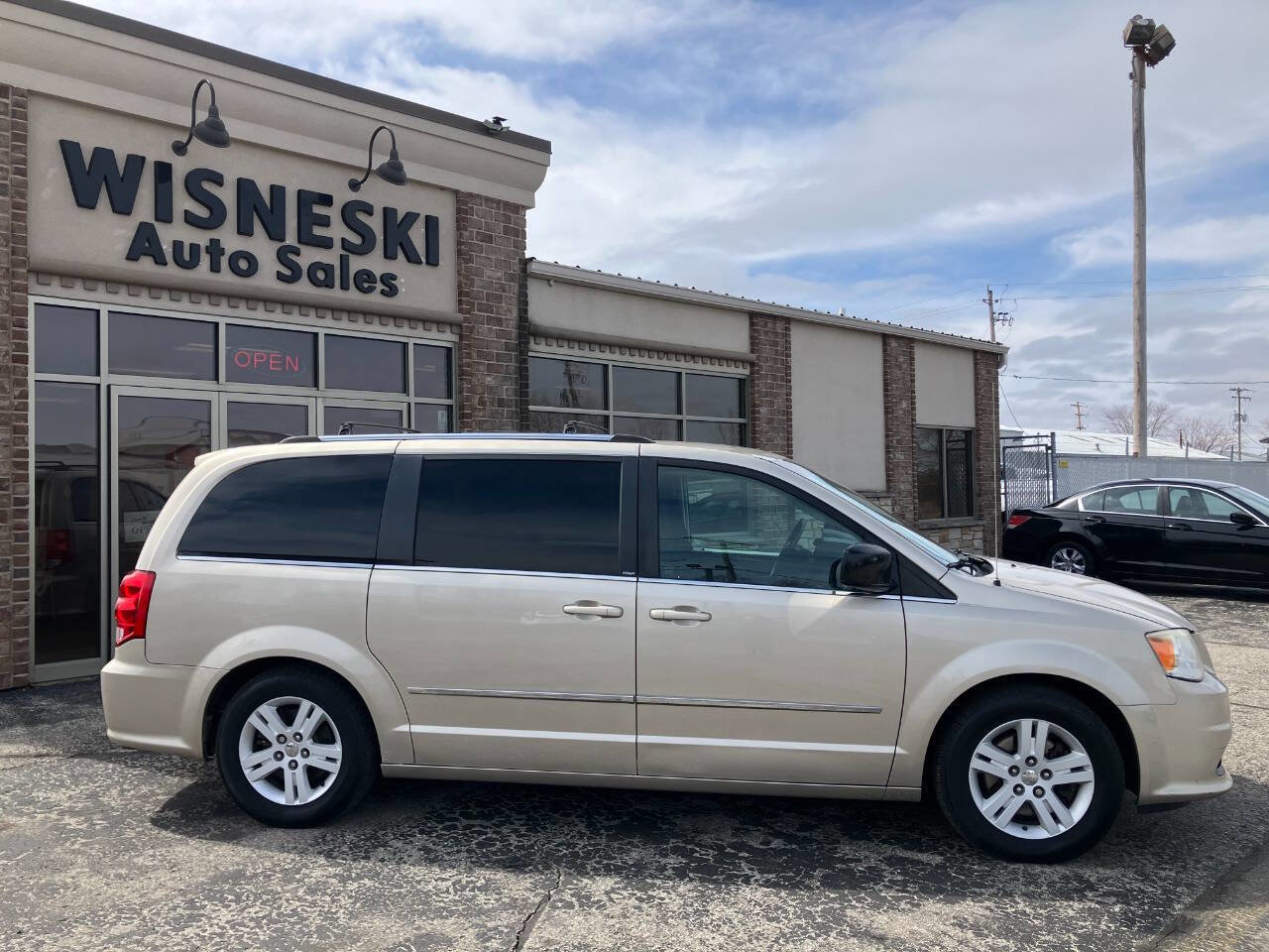 Used 2013 Dodge Grand Caravan Crew w/ Driver Convenience Group FWD image 2