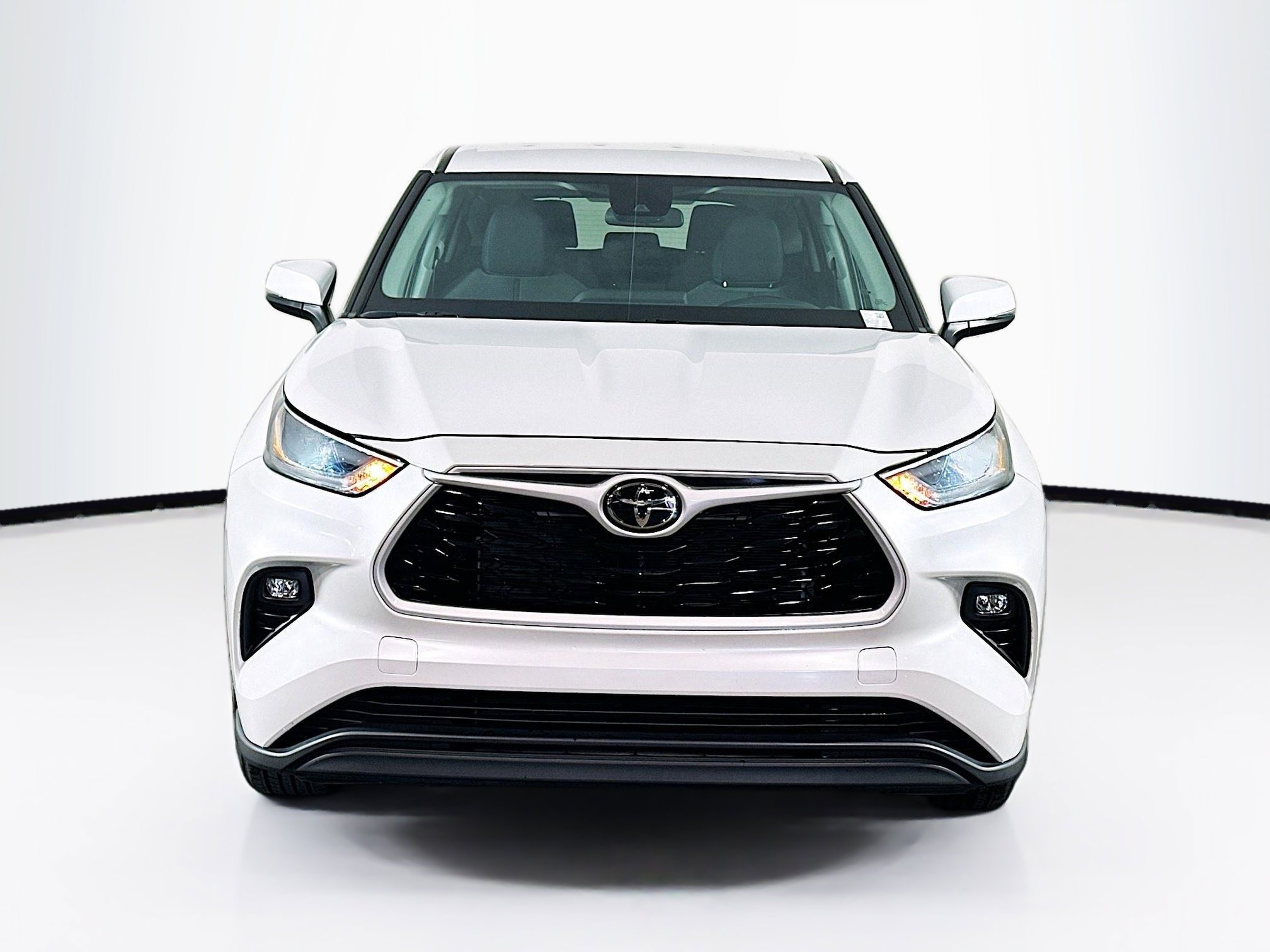 Used 2024 Toyota Highlander LE image 2