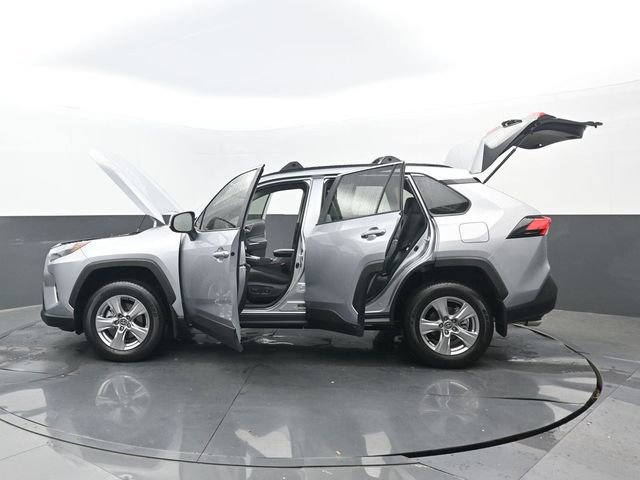 Used 2025 Toyota RAV4 XLE FWD image 32