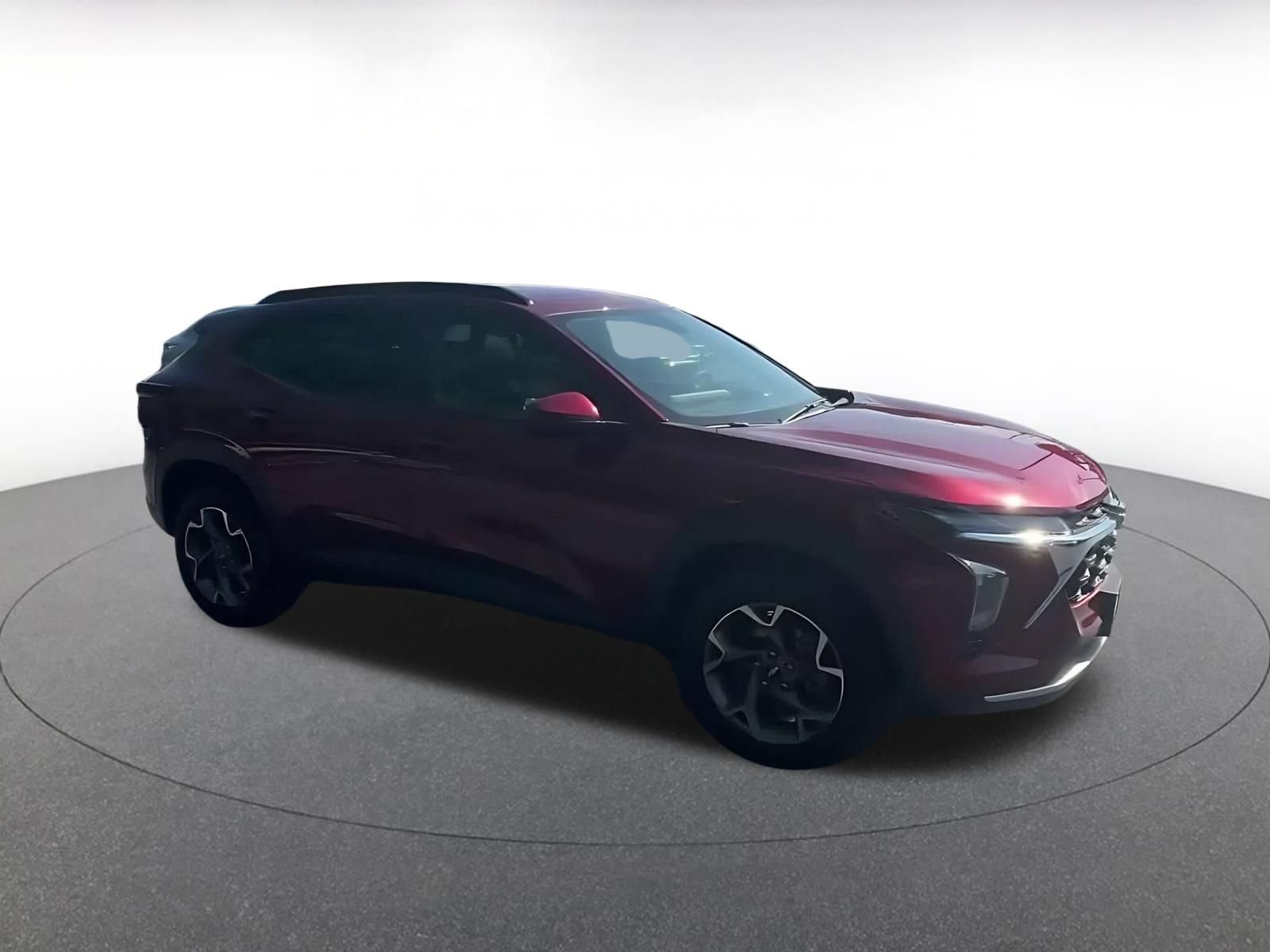 Used 2025 Chevrolet Trax LT FWD image 2