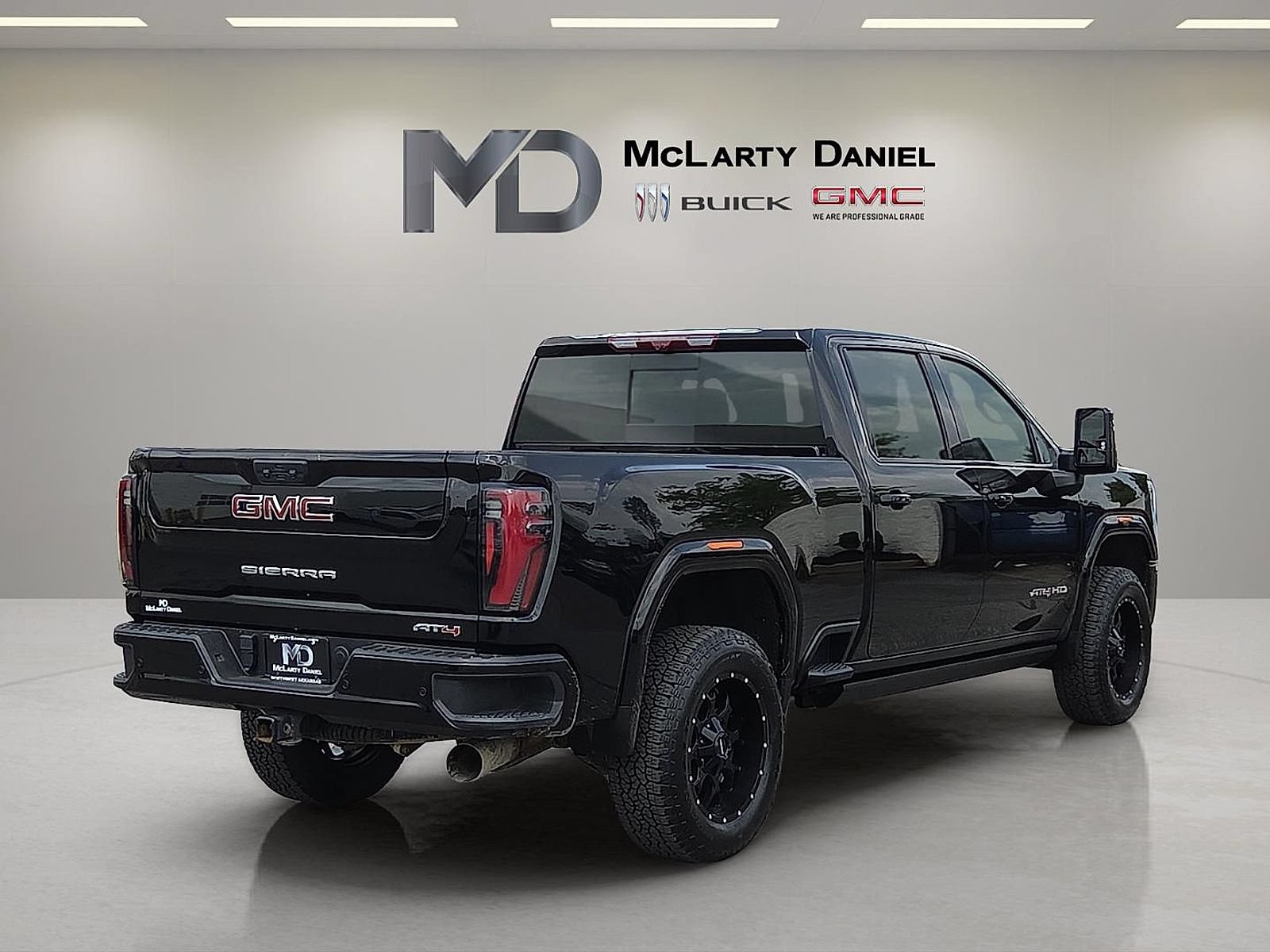 Used 2025 GMC Sierra 2500 AT4 w/ AT4 Premium Plus Package AWD/4WD image 14