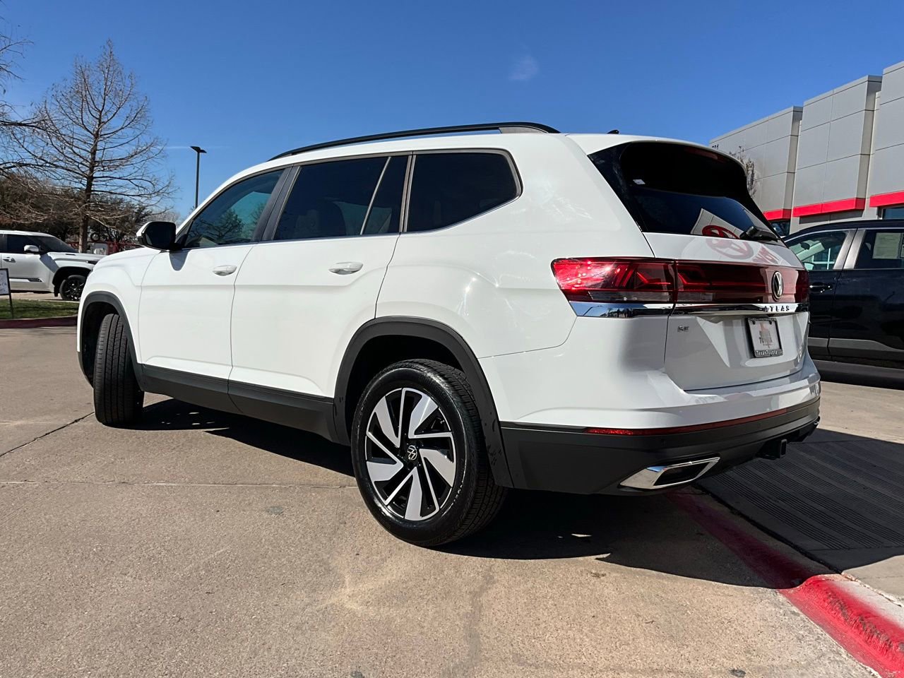 Used 2025 Volkswagen Atlas SE image 8