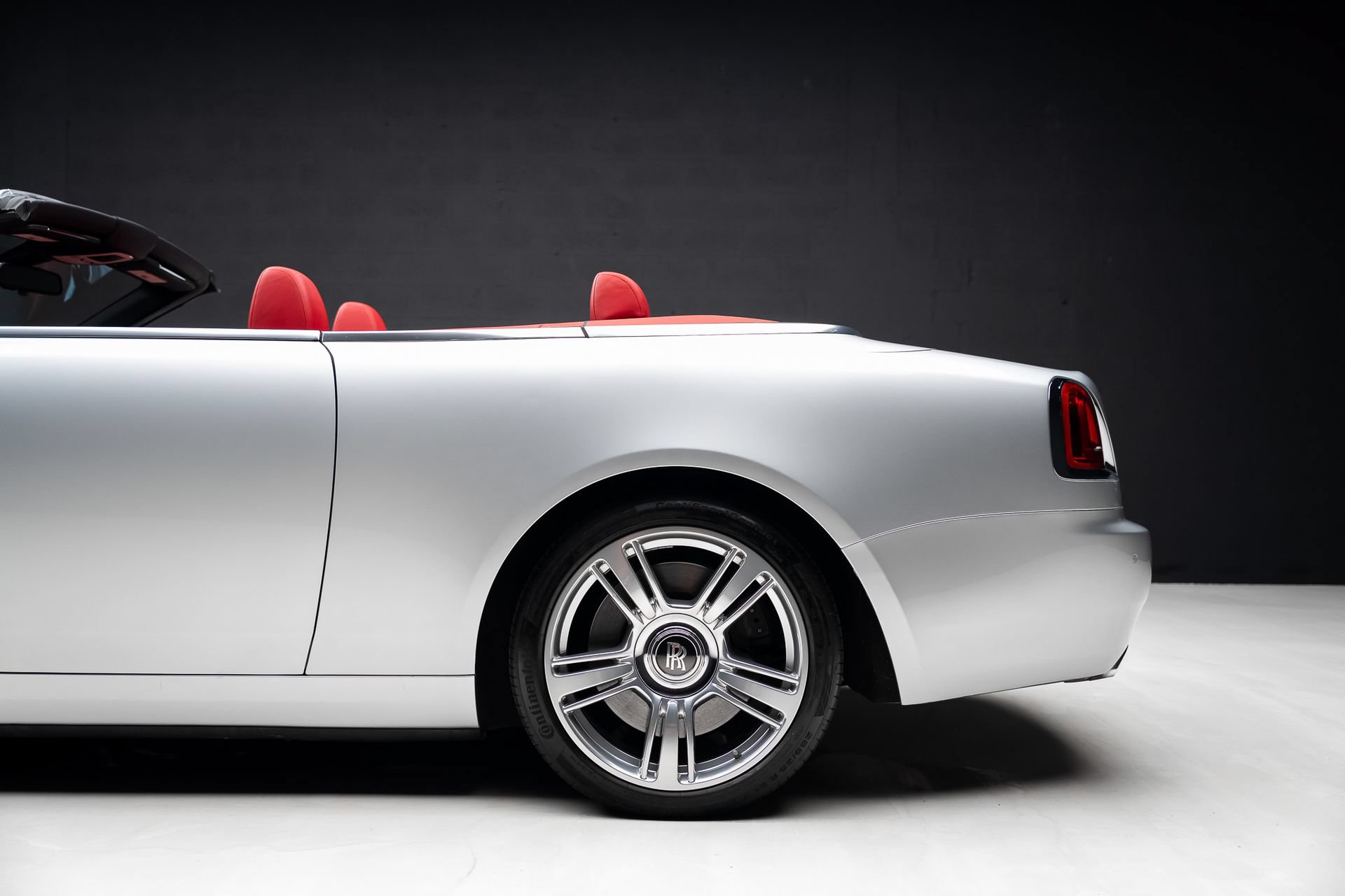 Used 2017 Rolls-Royce Dawn RWD image 23