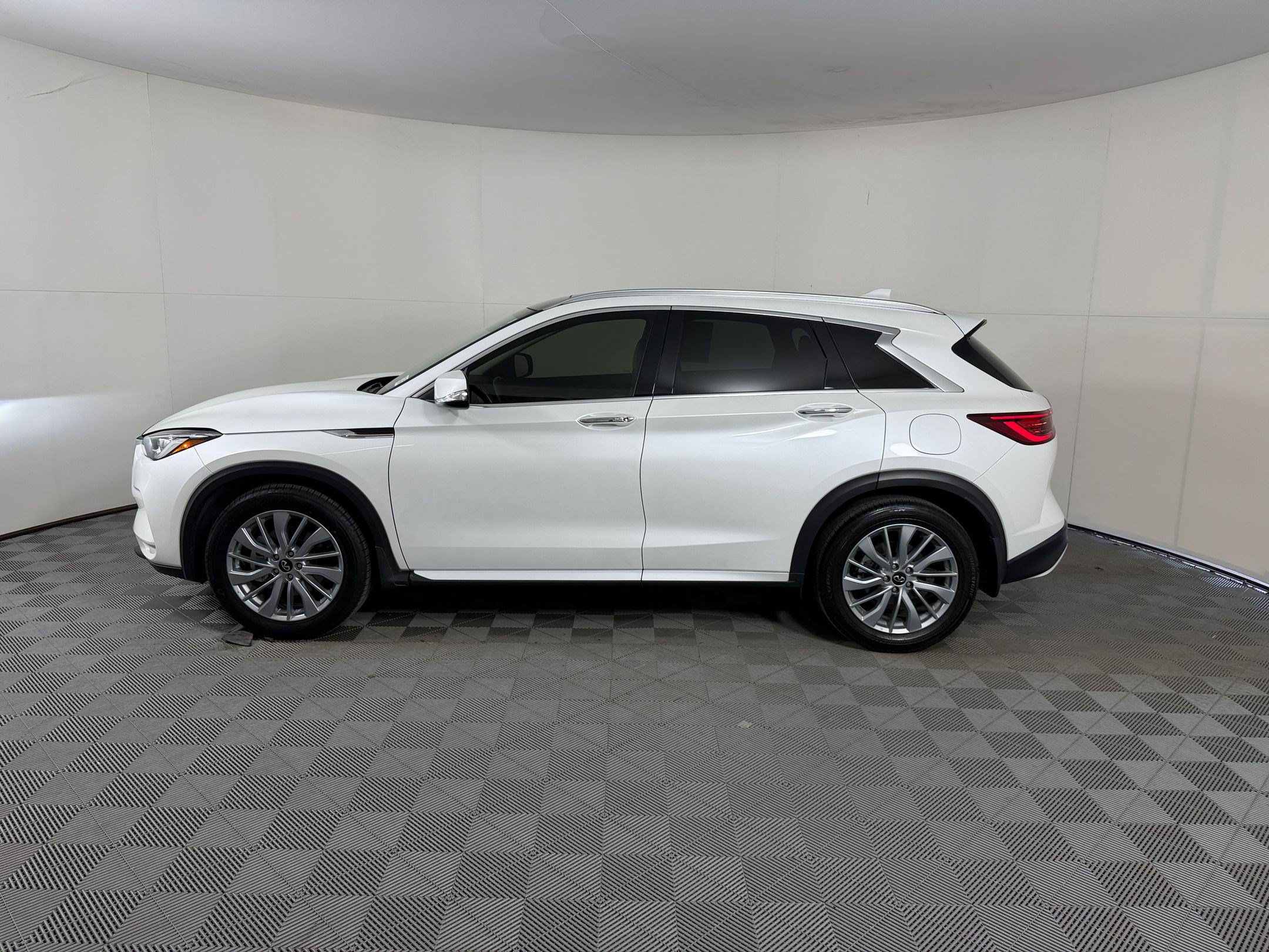 Used 2023 INFINITI QX50 Luxe FWD image 2