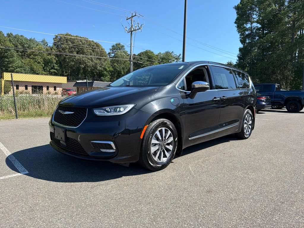 Used 2023 Chrysler Pacifica Limited FWD image 2