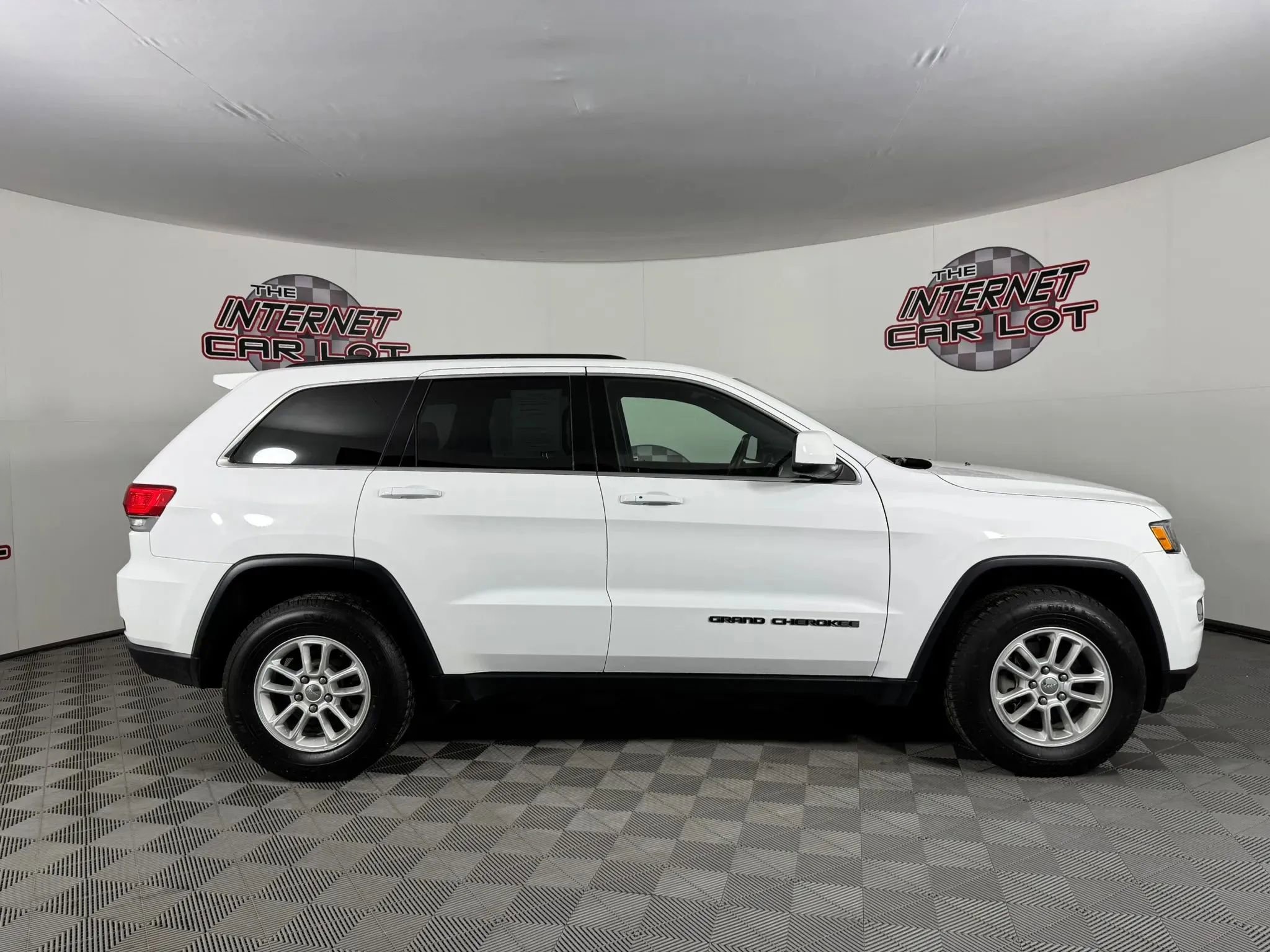 Used 2018 Jeep Grand Cherokee Laredo AWD/4WD image 8