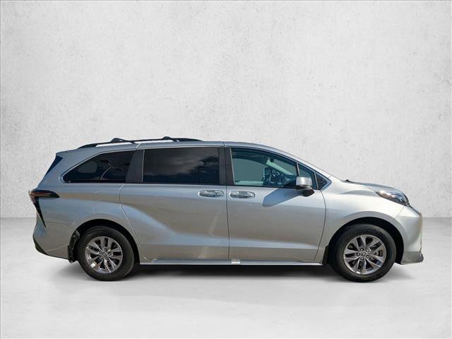 Used 2025 Toyota Sienna XLE image 4