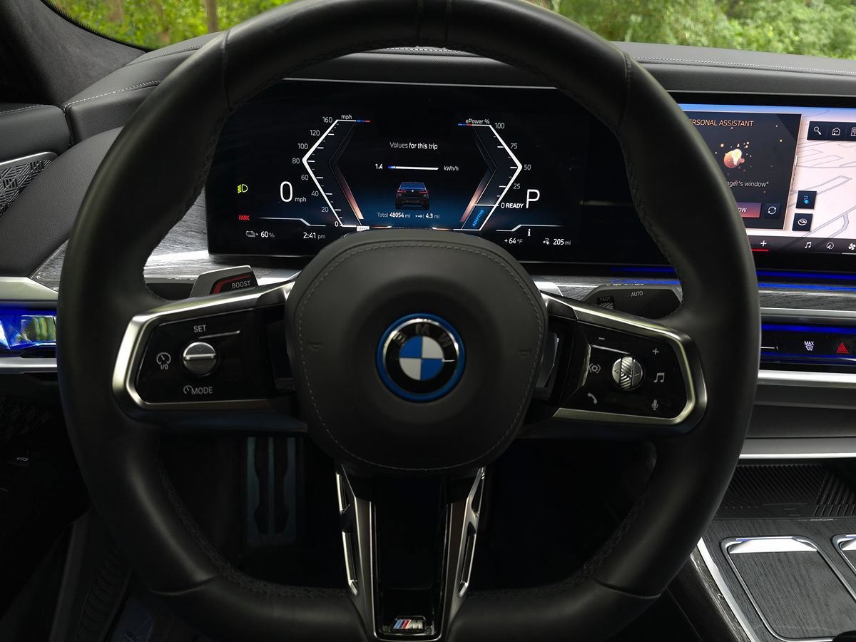 Used 2023 BMW i7 xDrive60 w/ Parking Assistance Package AWD/4WD image 42
