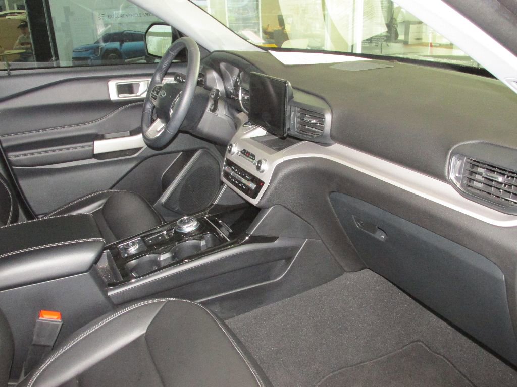Used 2024 Ford Explorer XLT w/ Equipment Group 202A image 28