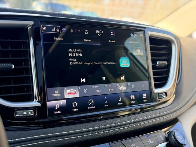 Used 2023 Chrysler Pacifica Limited image 14