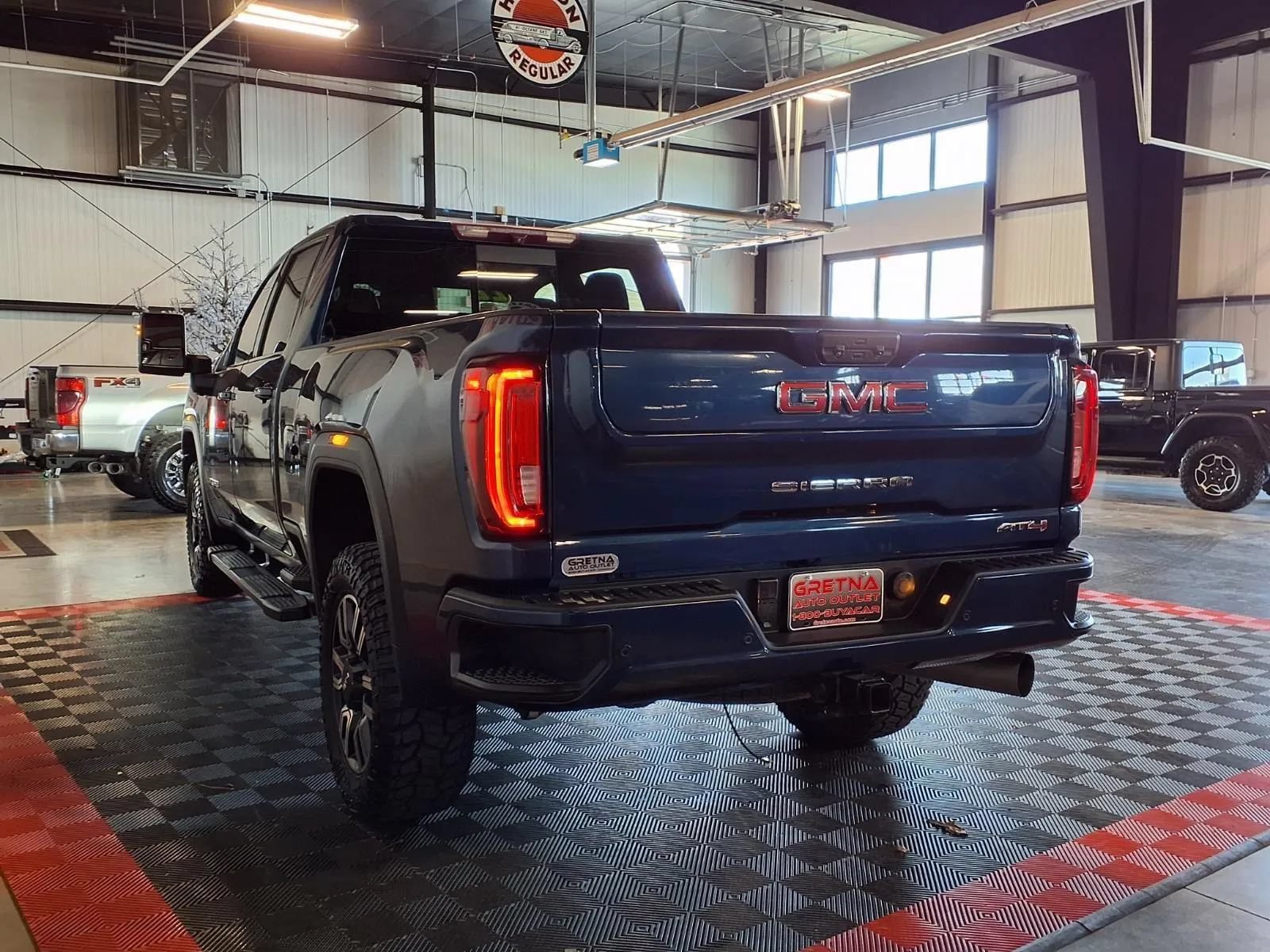 Used 2022 GMC Sierra 2500 AT4 w/ AT4 Preferred Package AWD/4WD image 4