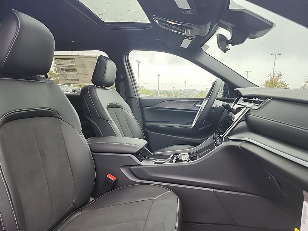 New 2025 Jeep Grand Cherokee L Altitude image 11