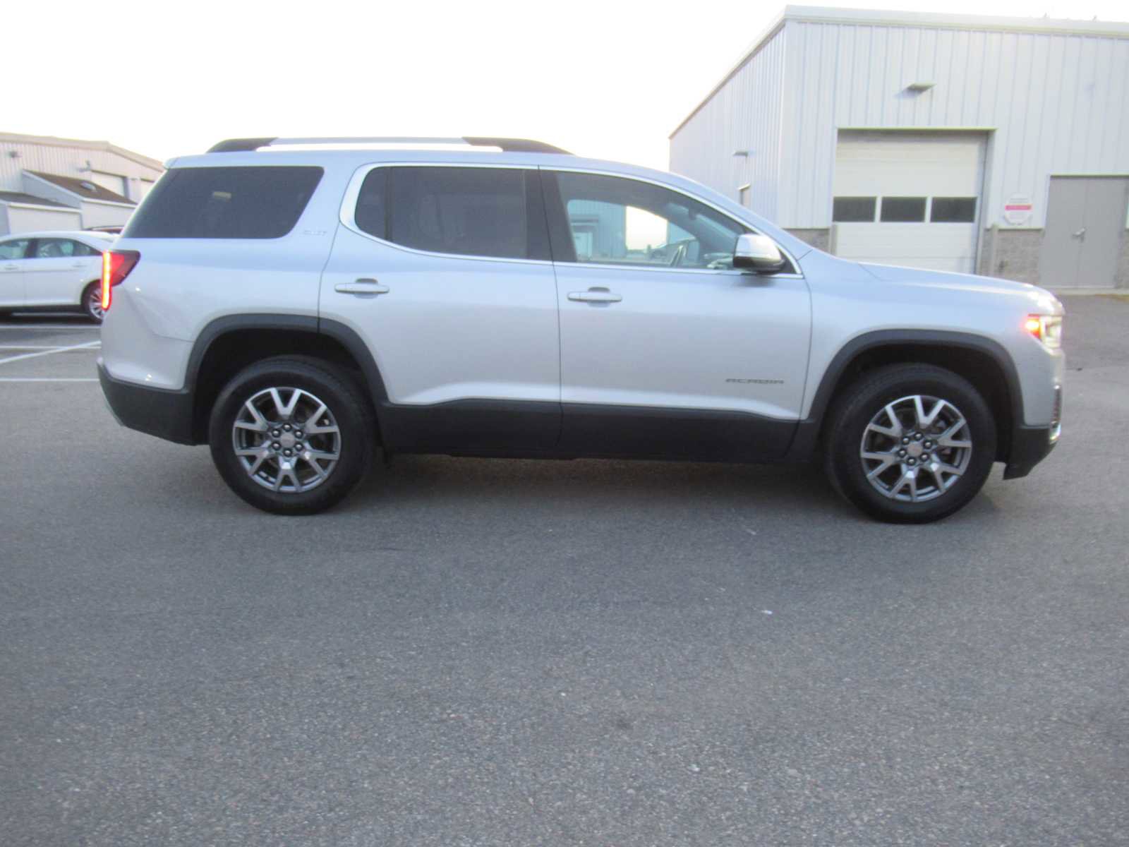 Used 2020 GMC Acadia SLT w/ LPO, Floor Liner Package FWD image 4