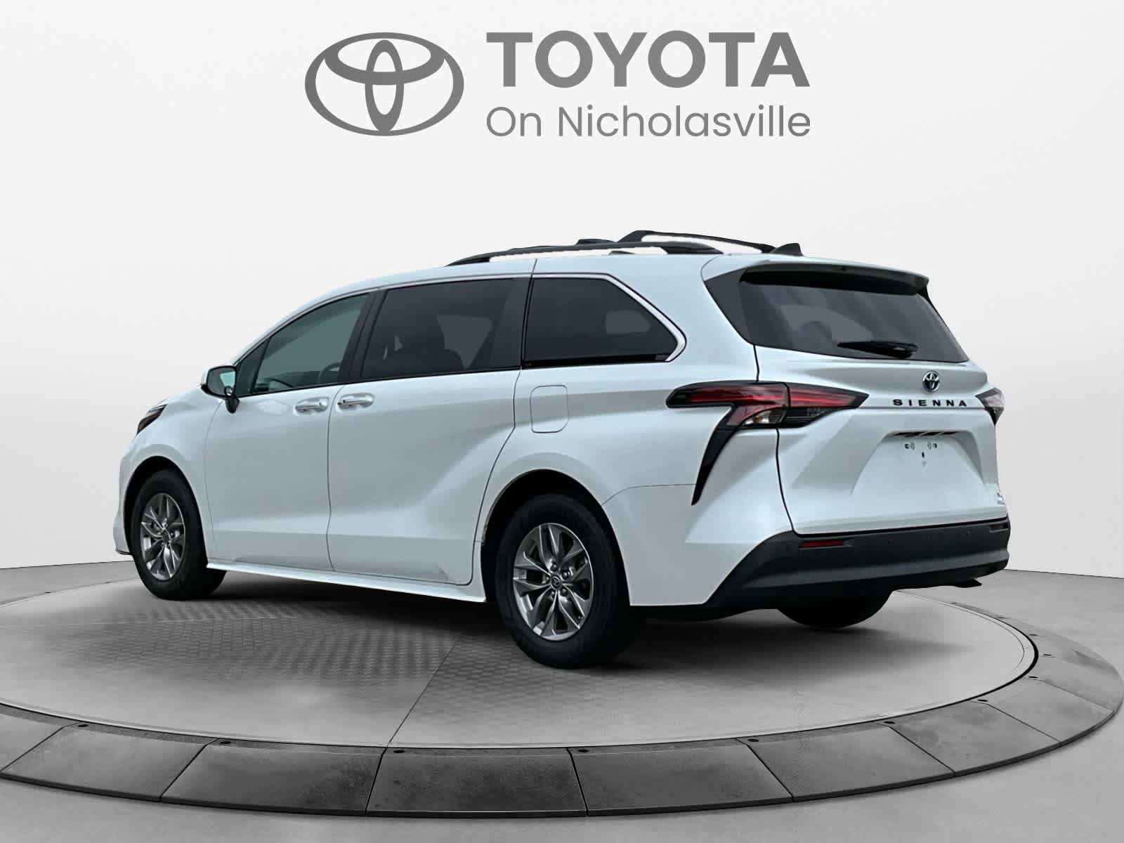Used 2022 Toyota Sienna XLE FWD image 3