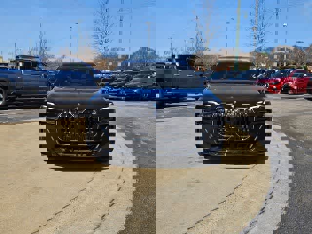 Used 2025 BMW 760i xDrive w/ Premium Package image 4