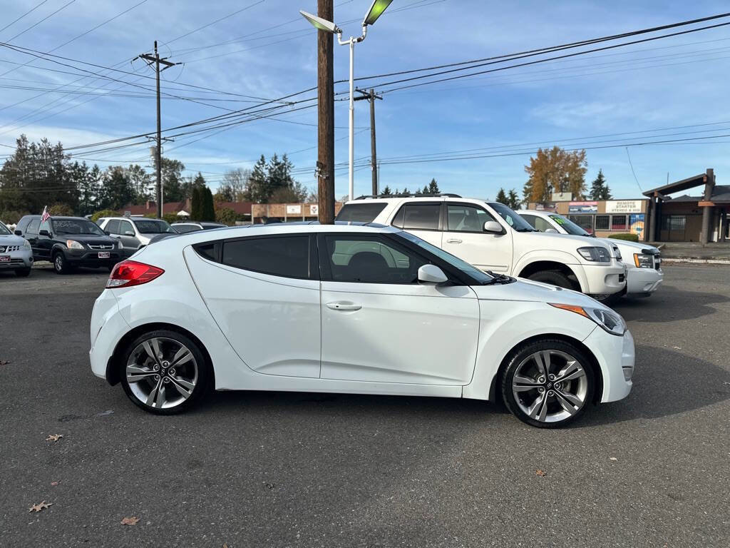 Used 2013 Hyundai Veloster w/ Tech Pkg image 5