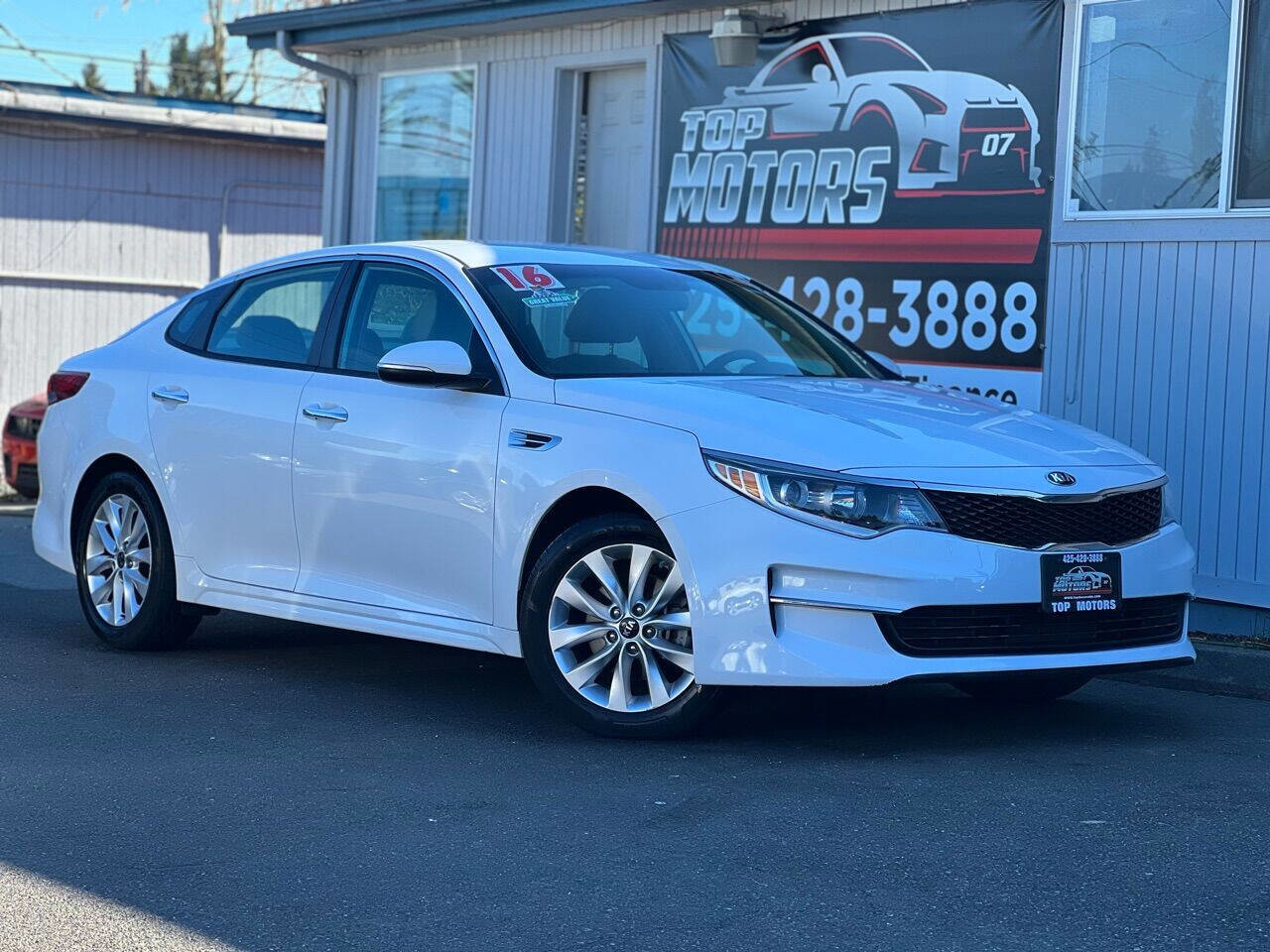 Used 2016 Kia Optima LX w/ Option Group 014 FWD image 2