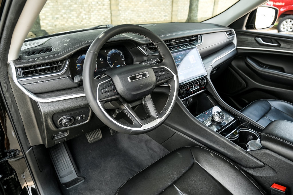 Used 2023 Jeep Grand Cherokee L Limited AWD/4WD image 26