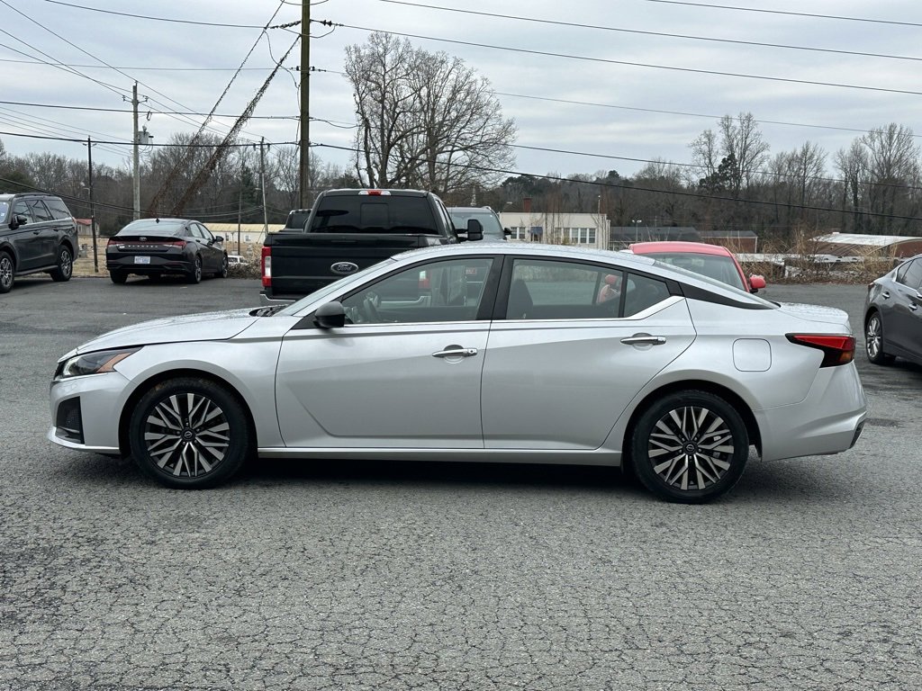 Used 2024 Nissan Altima 2.5 SV image 3