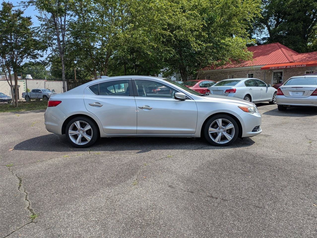Used 2013 Acura ILX w/ Technology Package FWD image 9