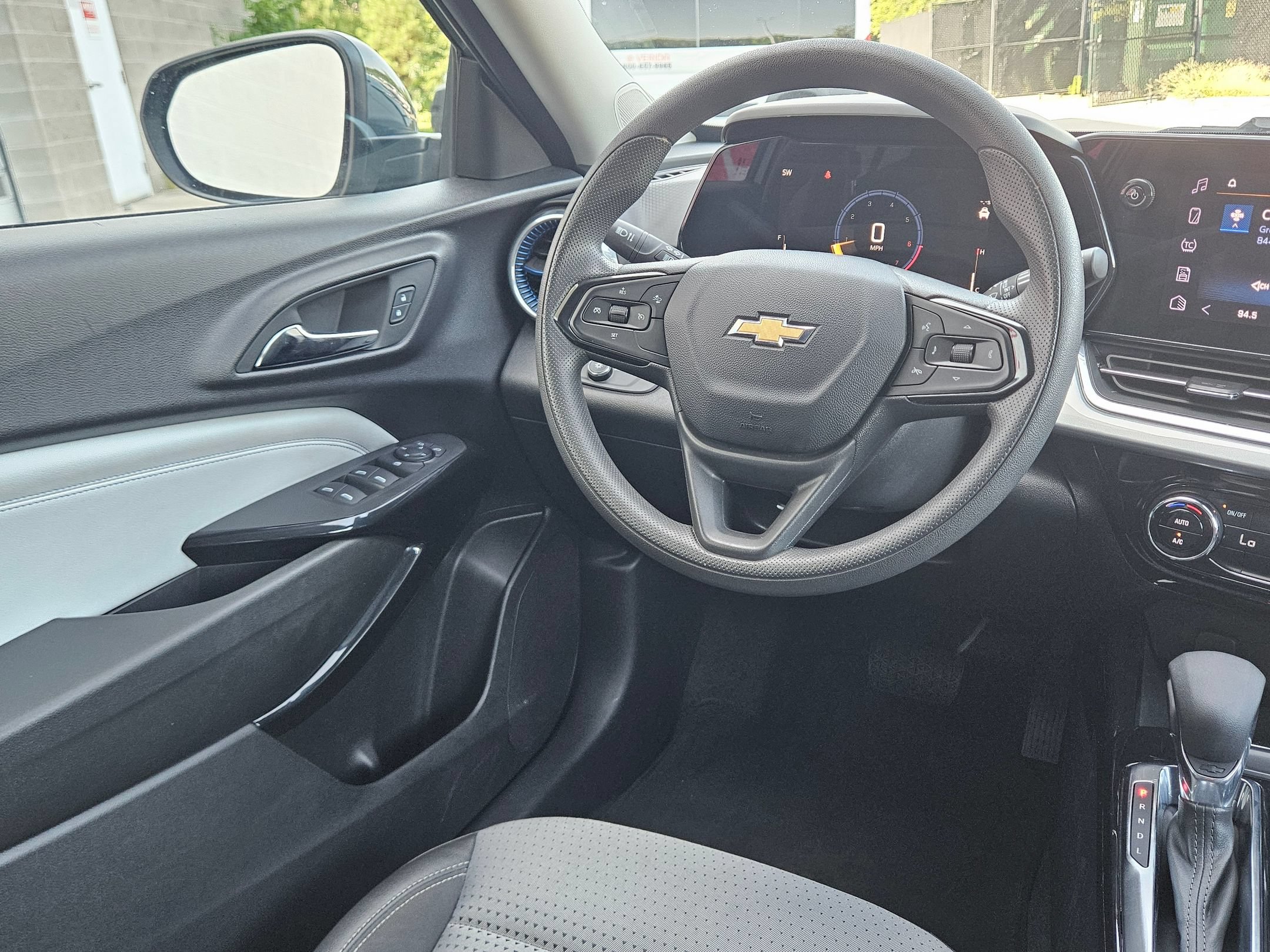 Used 2025 Chevrolet Trax LT FWD image 9