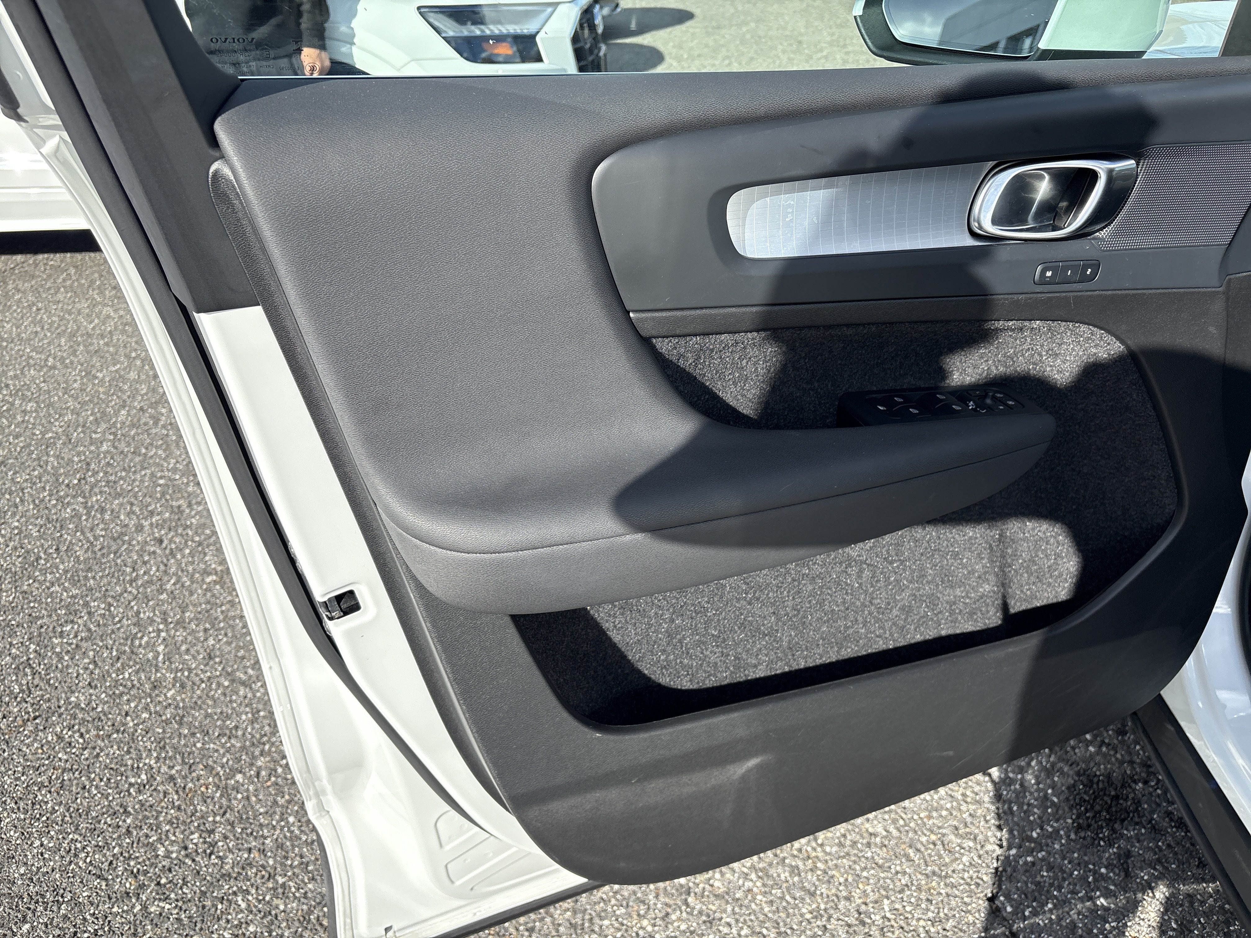 Certified 2025 Volvo XC40 B5 Core AWD/4WD image 5